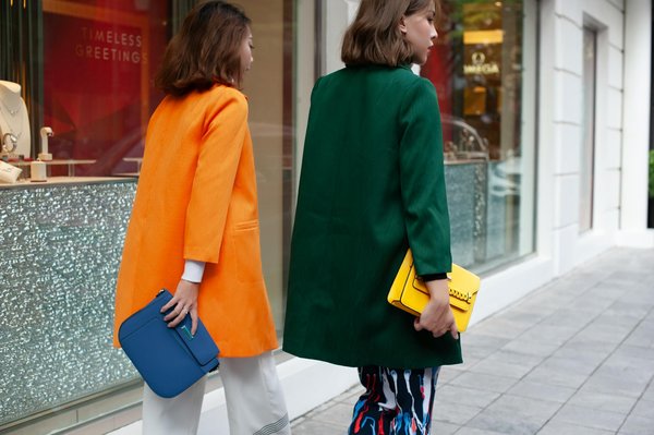 Été glamour : astuces incontournables pour sublimer vos foulards en soie avec élégance